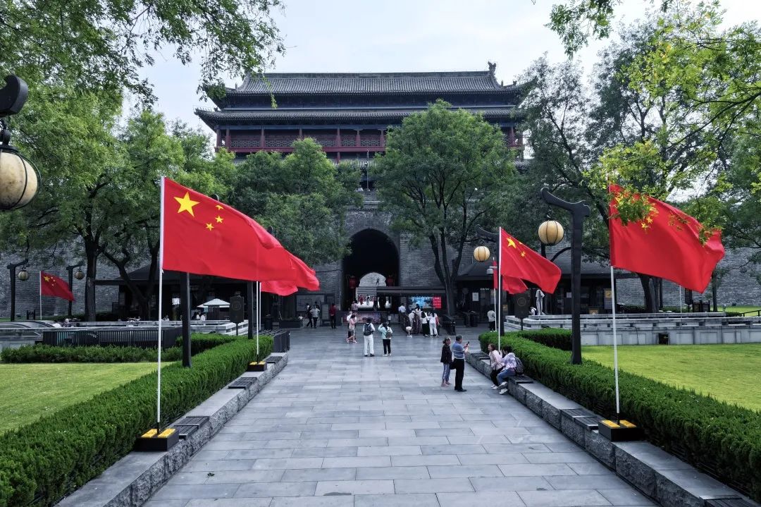西安旅游:西安城墙国庆氛围别样浓!遍地“中国红” ! 第6张