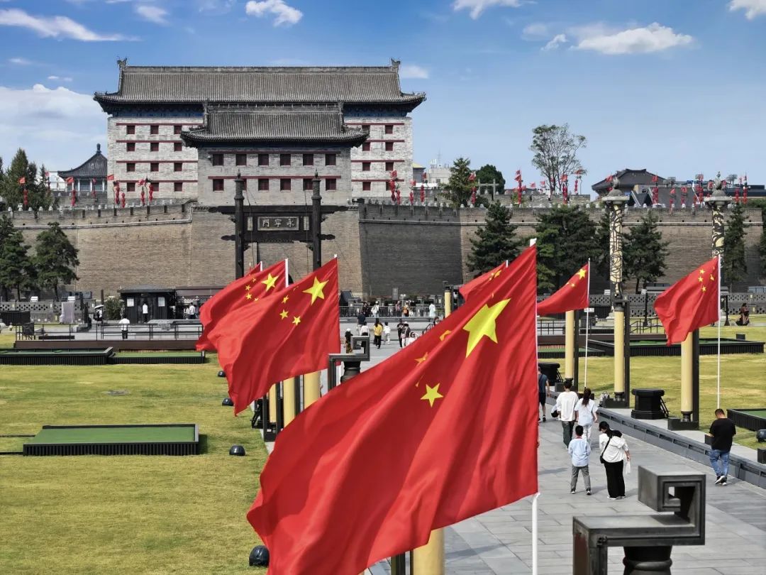 西安旅游:西安城墙国庆氛围别样浓!遍地“中国红” ! 第5张