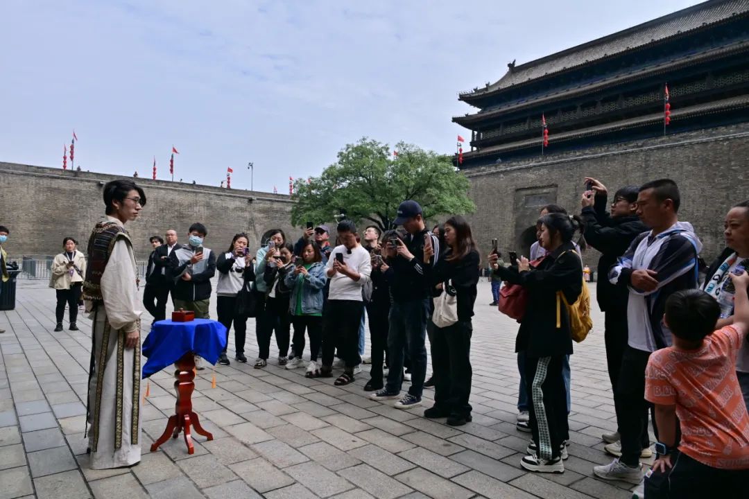 西安旅游:西安城墙国庆氛围别样浓!遍地“中国红” ! 第25张