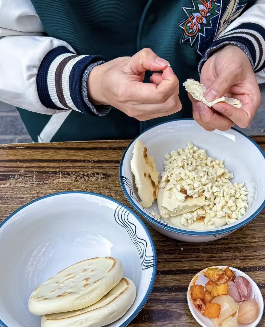 西安旅游放松，美食推荐：探寻西安羊肉泡馍背后的故事-第3张图片