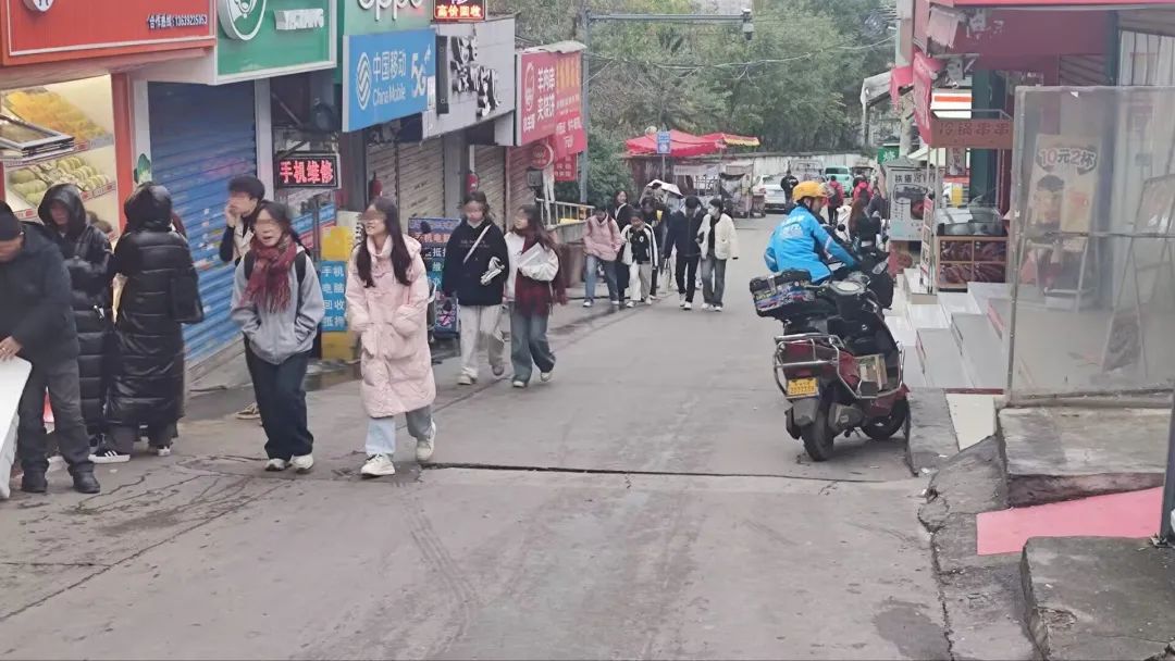 满大街都是行走的大学生？西安美女最多的村子！西安娱乐  第5张