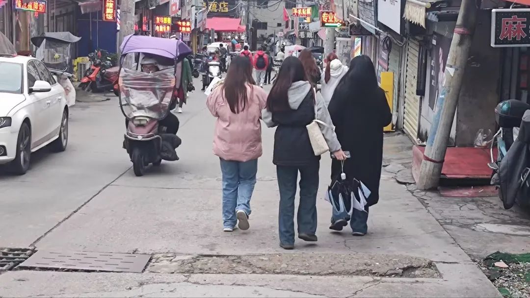 满大街都是行走的大学生？西安美女最多的村子！西安娱乐  第3张