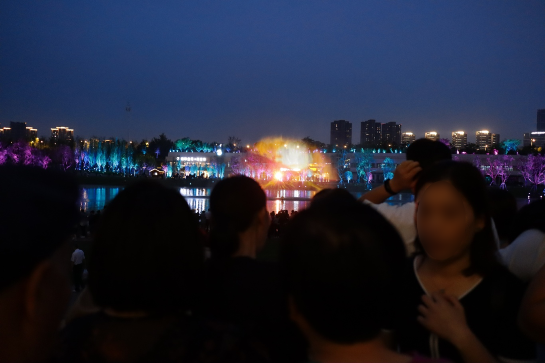 水幕电影、异域风情……原地出国！西安中亚公园夜游指南来啦！-第20张图片