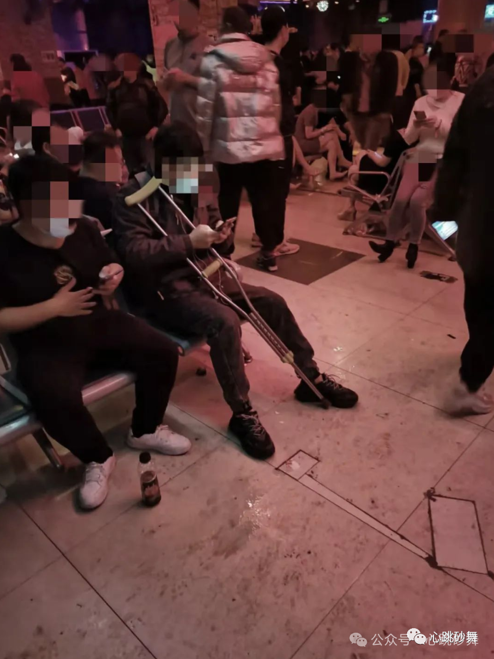 舞女本身被严重关注超越界限!西安舞厅会所乱象,你看懂了吗? 第3张