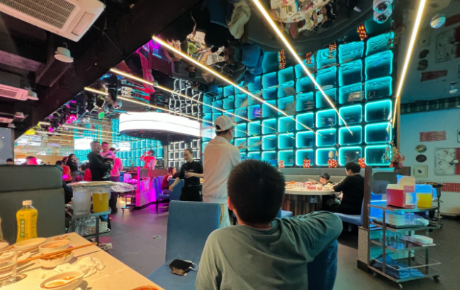 西安的夜娱生活变成这样?海底捞跨界开“夜店”、烧烤铺?酒吧还会远吗? 第1张