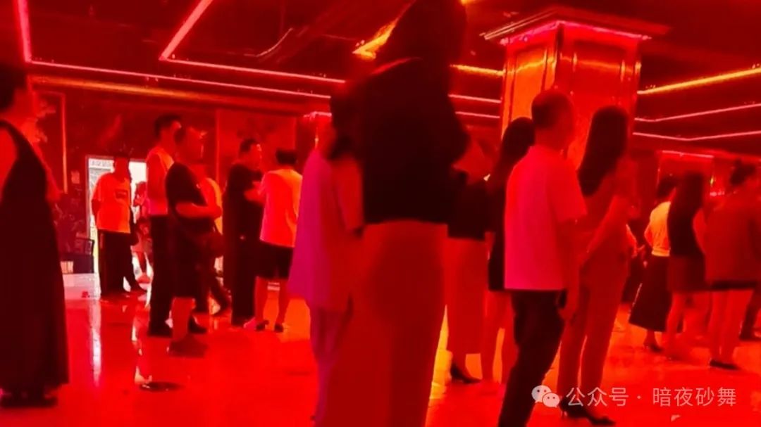 一场与舞女邂逅的独特体验，感受一下砂舞厅的魅力-第1张图片