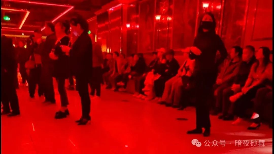 一场与舞女邂逅的独特体验，感受一下砂舞厅的魅力-第3张图片
