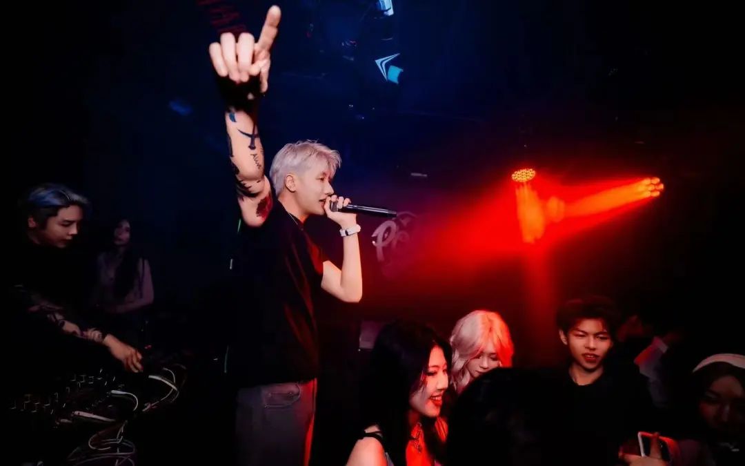 西安小厅中的天花板,西安娱乐会所不论是喝酒还蹦迪全都有 第1张